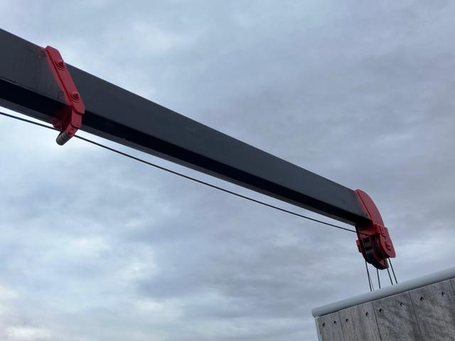 スーパーグレート 　花見台クレーン付セーフティローダー　ユニック４段（２．９３ｔ）　ラジコン　フックイン　警報型　一般仕様　自動あゆみ付　ウィンチ　床フック１２個　スタンション穴２個　アルミホイール　８×４　３９４馬力（16枚目）