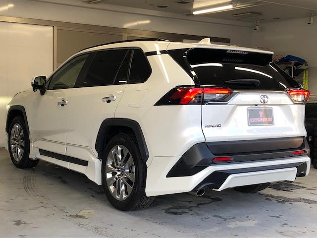 ＲＡＶ４ Ｇ　Ｚパッケージ　４ＷＤ　純正９型ナビ　バックカメラ　ＴＲＤフルエアロ　パノラマルーフ　デジタルインナーミラー　ＢＳＭ　ＥＴＣ２．０　電動リアゲート　パワーシート　シート・ステアリングヒーター　クルコン　革シート（7枚目）