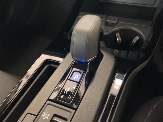 プリウス Ｇ　４ＷＤ　夏冬タイヤ　寒冷地仕様　８インチ純正ディスプレイオーディオ　フルセグ　Ｂｌｕｅｔｏｏｔｈ　バックカメラ　前後ドライブレコーダー　ＥＴＣ２．０　前席シートヒーター　クルコン　アンビエントライト（32枚目）