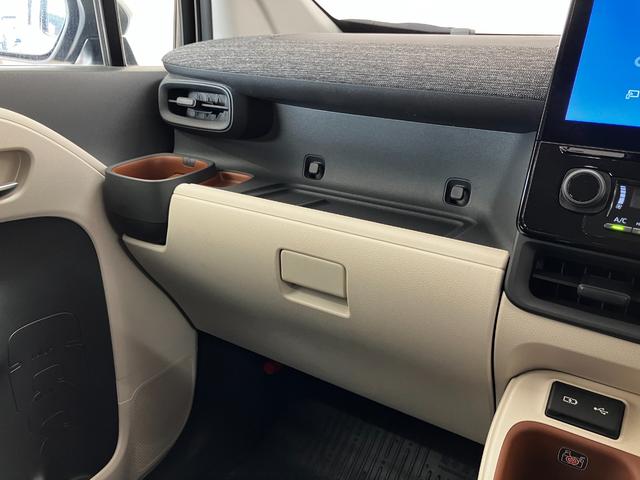 シエンタ ハイブリッドＺ　４ＷＤ　夏冬タイヤ付き　夏モデリスタホイール　１０．５インチ純正ナビ　全方位カメラ　トヨタセーフティ―センス　寒冷地仕様　前席シートヒーター　ステアリングヒーター　両側電動スライドドア　前後ドラレコ（41枚目）