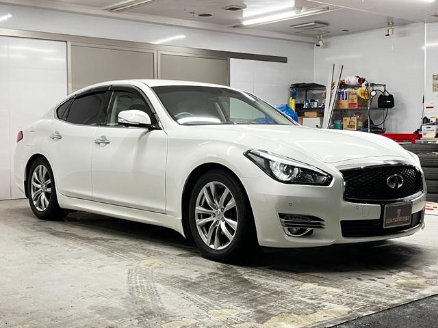 フーガ ３７０ＧＴ　ＦＯＵＲ　４ＷＤ　夏冬タイヤ　衝突軽減　純正ナビ　全方位カメラ　フルセグＴＶ　ブラインドスポットモニター　レーダークルーズコンロトール　純正エンスタ　ＥＴＣ　車線逸脱防止支援　後側方車両検知警報　ローダウン（3枚目）