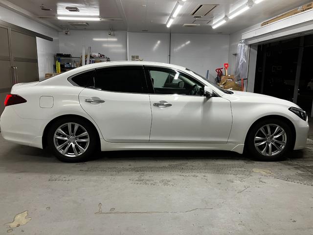 フーガ ３７０ＧＴ　ＦＯＵＲ　４ＷＤ　夏冬タイヤ　衝突軽減　純正ナビ　全方位カメラ　フルセグＴＶ　ブラインドスポットモニター　レーダークルーズコンロトール　純正エンスタ　ＥＴＣ　車線逸脱防止支援　後側方車両検知警報　ローダウン（4枚目）