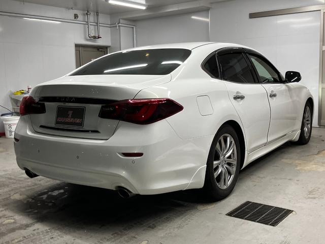 フーガ ３７０ＧＴ　ＦＯＵＲ　４ＷＤ　夏冬タイヤ　衝突軽減　純正ナビ　全方位カメラ　フルセグＴＶ　ブラインドスポットモニター　レーダークルーズコンロトール　純正エンスタ　ＥＴＣ　車線逸脱防止支援　後側方車両検知警報　ローダウン（5枚目）