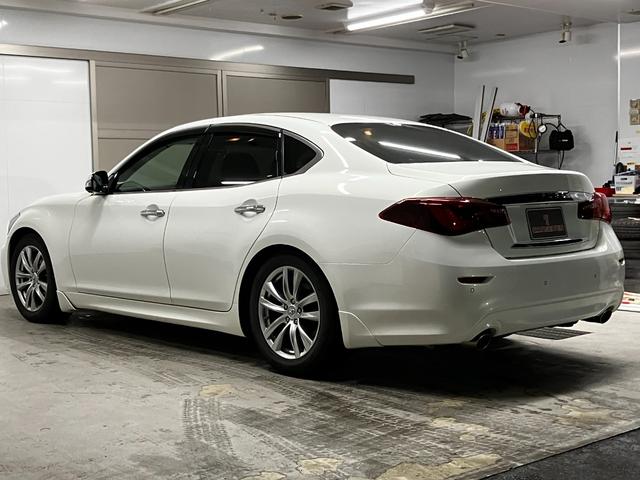 フーガ ３７０ＧＴ　ＦＯＵＲ　４ＷＤ　夏冬タイヤ　衝突軽減　純正ナビ　全方位カメラ　フルセグＴＶ　ブラインドスポットモニター　レーダークルーズコンロトール　純正エンスタ　ＥＴＣ　車線逸脱防止支援　後側方車両検知警報　ローダウン（7枚目）