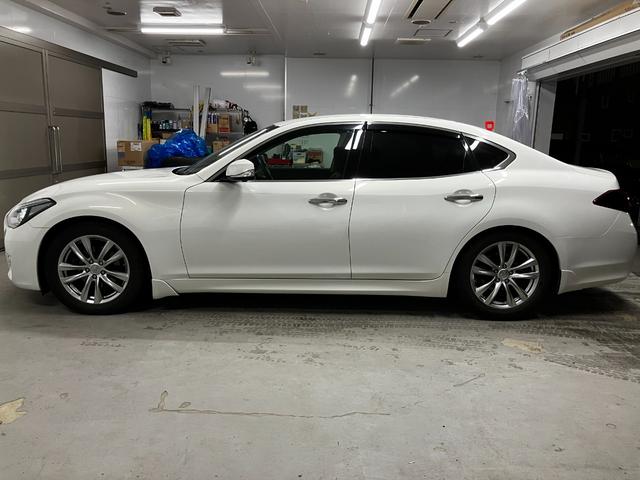 フーガ ３７０ＧＴ　ＦＯＵＲ　４ＷＤ　夏冬タイヤ　衝突軽減　純正ナビ　全方位カメラ　フルセグＴＶ　ブラインドスポットモニター　レーダークルーズコンロトール　純正エンスタ　ＥＴＣ　車線逸脱防止支援　後側方車両検知警報　ローダウン（8枚目）