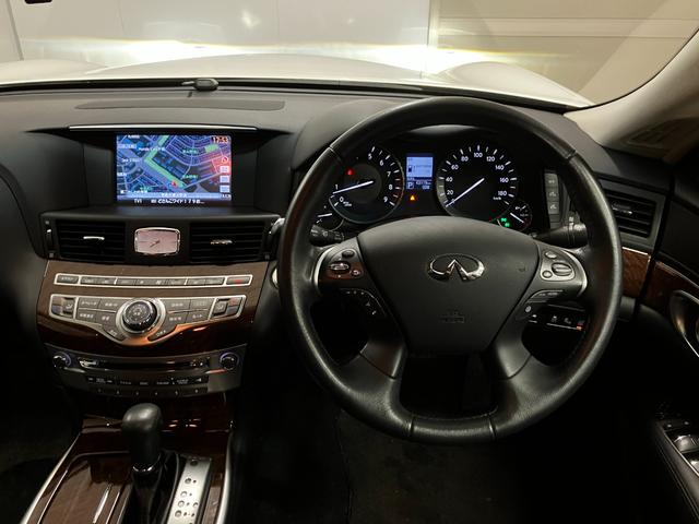 フーガ ３７０ＧＴ　ＦＯＵＲ　４ＷＤ　夏冬タイヤ　衝突軽減　純正ナビ　全方位カメラ　フルセグＴＶ　ブラインドスポットモニター　レーダークルーズコンロトール　純正エンスタ　ＥＴＣ　車線逸脱防止支援　後側方車両検知警報　ローダウン（14枚目）