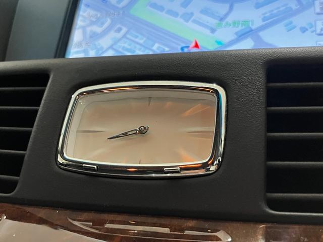 フーガ ３７０ＧＴ　ＦＯＵＲ　４ＷＤ　夏冬タイヤ　衝突軽減　純正ナビ　全方位カメラ　フルセグＴＶ　ブラインドスポットモニター　レーダークルーズコンロトール　純正エンスタ　ＥＴＣ　車線逸脱防止支援　後側方車両検知警報　ローダウン（24枚目）