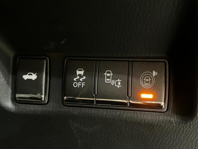 フーガ ３７０ＧＴ　ＦＯＵＲ　４ＷＤ　夏冬タイヤ　衝突軽減　純正ナビ　全方位カメラ　フルセグＴＶ　ブラインドスポットモニター　レーダークルーズコンロトール　純正エンスタ　ＥＴＣ　車線逸脱防止支援　後側方車両検知警報　ローダウン（26枚目）