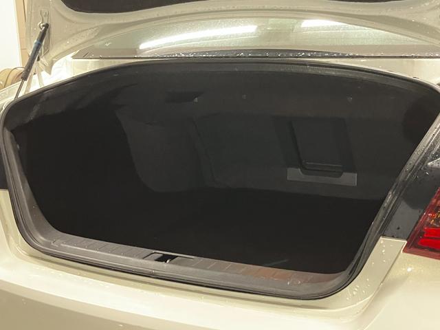 フーガ ３７０ＧＴ　ＦＯＵＲ　４ＷＤ　夏冬タイヤ　衝突軽減　純正ナビ　全方位カメラ　フルセグＴＶ　ブラインドスポットモニター　レーダークルーズコンロトール　純正エンスタ　ＥＴＣ　車線逸脱防止支援　後側方車両検知警報　ローダウン（39枚目）