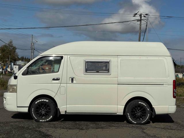 ハイエースワゴン 　４ＷＤ　キャンピングカー　ＥＴＣ　バックカメラ　ナビ　ＴＶ　スライドドア　アルミホイール　ＡＴ　エアコン　パワーウィンドウ　ベバストＦＦヒーター　サブバッテリー　電子レンジ　コンロ　シンク　テーブル（8枚目）