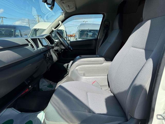 ハイエースワゴン 　４ＷＤ　キャンピングカー　ＥＴＣ　バックカメラ　ナビ　ＴＶ　スライドドア　アルミホイール　ＡＴ　エアコン　パワーウィンドウ　ベバストＦＦヒーター　サブバッテリー　電子レンジ　コンロ　シンク　テーブル（9枚目）