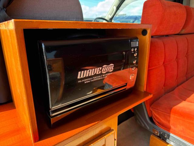 ハイエースワゴン 　４ＷＤ　キャンピングカー　ＥＴＣ　バックカメラ　ナビ　ＴＶ　スライドドア　アルミホイール　ＡＴ　エアコン　パワーウィンドウ　ベバストＦＦヒーター　サブバッテリー　電子レンジ　コンロ　シンク　テーブル（11枚目）
