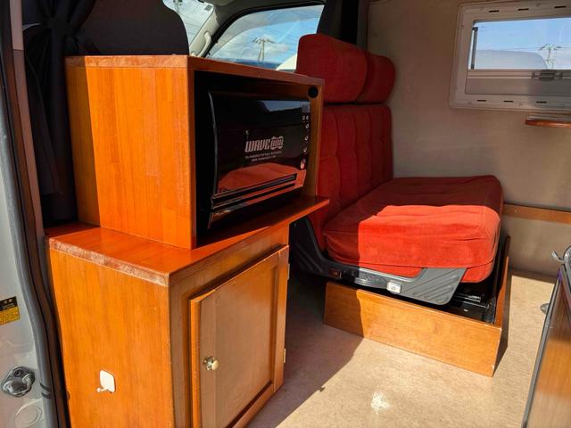ハイエースワゴン 　４ＷＤ　キャンピングカー　ＥＴＣ　バックカメラ　ナビ　ＴＶ　スライドドア　アルミホイール　ＡＴ　エアコン　パワーウィンドウ　ベバストＦＦヒーター　サブバッテリー　電子レンジ　コンロ　シンク　テーブル（12枚目）
