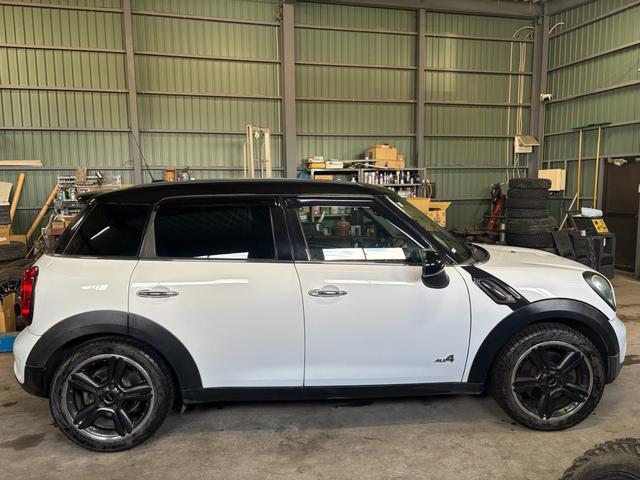 ＭＩＮＩ クーパーＳ　クロスオーバー　オール４　４ＷＤ　社外ナビ　テレビ　バックカメラ　サンルーフ　ターボ　ＥＴＣ　シートヒーター　純正１８インチＡＷ（6枚目）