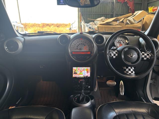 ＭＩＮＩ クーパーＳ　クロスオーバー　オール４　４ＷＤ　社外ナビ　テレビ　バックカメラ　サンルーフ　ターボ　ＥＴＣ　シートヒーター　純正１８インチＡＷ（12枚目）