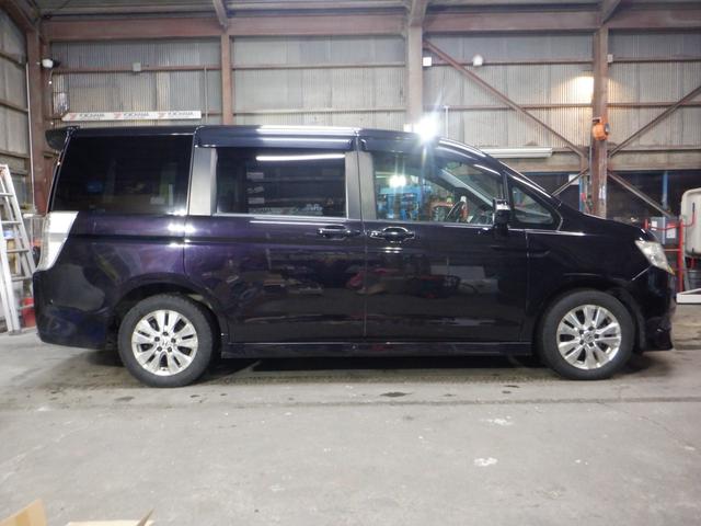 ステップワゴンスパーダ Ｚ　４ＷＤ　ナビ　ＴＶ　Ｂ／Ｔ　Ｂカメラ　両側電動　スマートキー　ＨＩＤ　ＥＴＣ　ワイパーデアイサー　ミラーヒーター　ＶＳＡ　リアヒーター　フォグランプ　オートエアコン（15枚目）