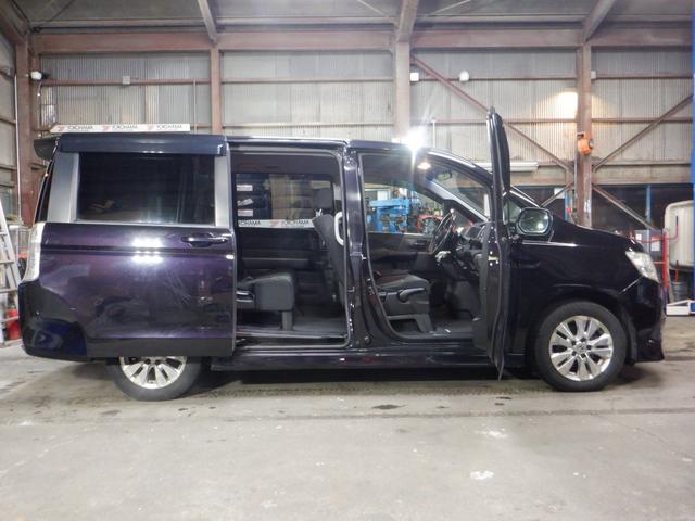 ステップワゴンスパーダ Ｚ　４ＷＤ　ナビ　ＴＶ　Ｂ／Ｔ　Ｂカメラ　両側電動　スマートキー　ＨＩＤ　ＥＴＣ　ワイパーデアイサー　ミラーヒーター　ＶＳＡ　リアヒーター　フォグランプ　オートエアコン（17枚目）