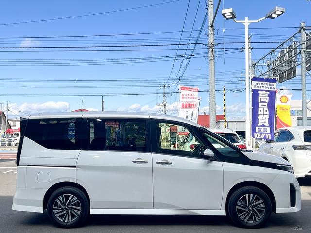 セレナ ハイウェイスターＶ　４ＷＤ　クリアビューパッケージ　寒冷地仕様　純正１２．３型ナビ　地デジＴＶ　Ｂｌｕｅｔｏｏｔｈ　スマホ連携　ＨＤＭＩ端子　デジタルインナーミラー　ステアリングヒーター　シートヒーター　ＢＳＭ　禁煙車（8枚目）