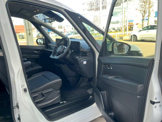 セレナ ハイウェイスターＶ　４ＷＤ　クリアビューパッケージ　寒冷地仕様　純正１２．３型ナビ　地デジＴＶ　Ｂｌｕｅｔｏｏｔｈ　スマホ連携　ＨＤＭＩ端子　デジタルインナーミラー　ステアリングヒーター　シートヒーター　ＢＳＭ　禁煙車（14枚目）