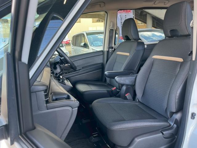 セレナ ハイウェイスターＶ　４ＷＤ　クリアビューパッケージ　寒冷地仕様　純正１２．３型ナビ　地デジＴＶ　Ｂｌｕｅｔｏｏｔｈ　スマホ連携　ＨＤＭＩ端子　デジタルインナーミラー　ステアリングヒーター　シートヒーター　ＢＳＭ　禁煙車（16枚目）