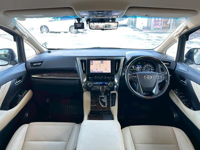 アルファードハイブリッド Ｇ　Ｆパッケージ　４ＷＤ　後期型　【純正ディスプレイオーディオ・ナビ付】　Ｂｌｕｅｔｏｏｔｈ　純正後席モニター　スマホ連携　バックカメラ　デジタルインナーミラー　ステアリングヒーター　シートヒーター＆エアコン　禁煙車（3枚目）