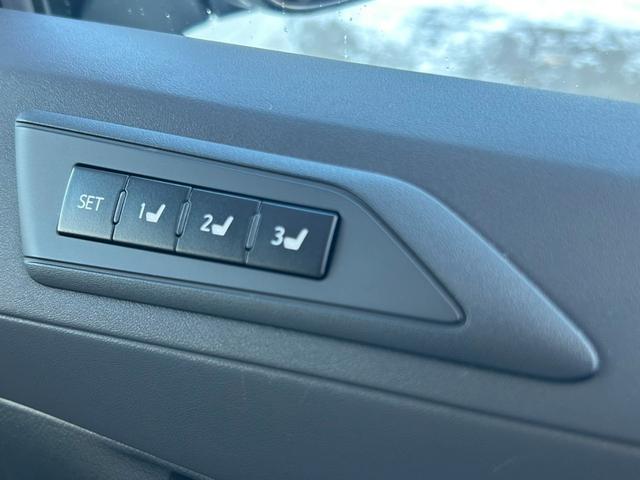 アルファードハイブリッド Ｇ　Ｆパッケージ　４ＷＤ　後期型　【純正ディスプレイオーディオ・ナビ付】　Ｂｌｕｅｔｏｏｔｈ　純正後席モニター　スマホ連携　バックカメラ　デジタルインナーミラー　ステアリングヒーター　シートヒーター＆エアコン　禁煙車（17枚目）