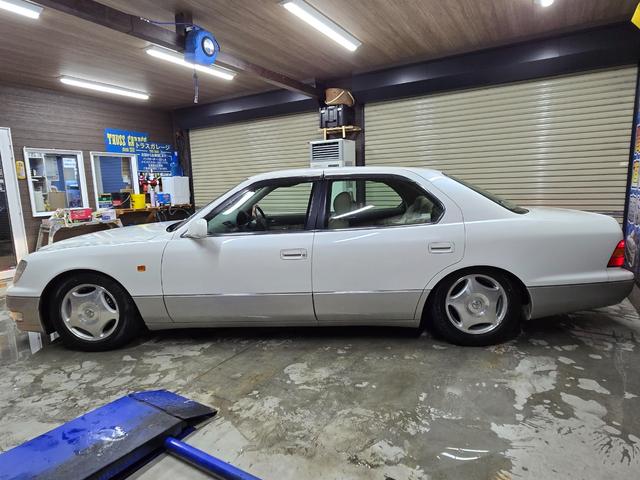 セルシオ Ｃ仕様　・ワンオーナーユーザー買取車・新品エアサスコントローラー・新品夏タイヤ・純正電動カーテン・純正エンジンスターター・純正ドアバイザー・ゴールドエンブレム・本革・パワーシート・オートクルーズ（13枚目）