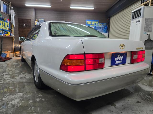 セルシオ Ｃ仕様　・ワンオーナーユーザー買取車・新品エアサスコントローラー・新品夏タイヤ・純正電動カーテン・純正エンジンスターター・純正ドアバイザー・ゴールドエンブレム・本革・パワーシート・オートクルーズ（22枚目）