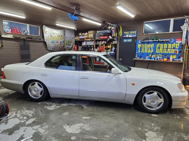 セルシオ Ｃ仕様　・ワンオーナーユーザー買取車・新品エアサスコントローラー・新品夏タイヤ・純正電動カーテン・純正エンジンスターター・純正ドアバイザー・ゴールドエンブレム・本革・パワーシート・オートクルーズ（24枚目）