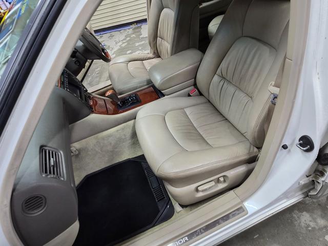 セルシオ Ｃ仕様　・ワンオーナーユーザー買取車・新品エアサスコントローラー・新品夏タイヤ・純正電動カーテン・純正エンジンスターター・純正ドアバイザー・ゴールドエンブレム・本革・パワーシート・オートクルーズ（56枚目）