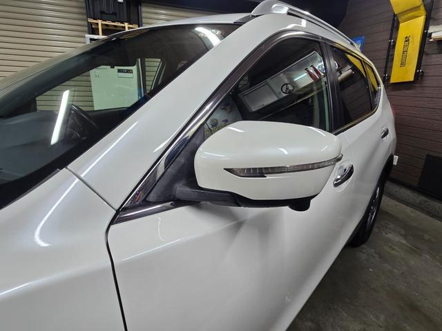 エクストレイル ２０Ｘ　エマージェンシーブレーキパッケージ　・寒冷地・７人乗り・エンジンスターター・アラウンドビューモニター・オートクルーズ・シートヒーター・Ｂｌｕｅｔｏｏｔｈ純正ナビ・アイドルストップ・横滑り防止・フラット・夏／冬タイヤ・距離無制限一年保証（17枚目）