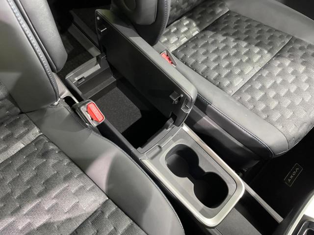 ヴォクシー ハイブリッドＳ－Ｚ　本州仕入　快適利便ＰＫＧ　１０．５インチ純正ＤＡ　両側電動ドア　後席モニター　バックカメラ　寒冷地仕様　電動リアゲート　１００Ｖ電源　レーダークルーズ　禁煙車　シートヒーター（63枚目）