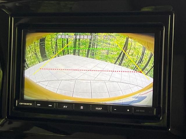 【バックカメラ】駐車時に後方がリアルタイム映像で確認できます。大型商業施設や立体駐車場での駐車時や、夜間のバック時に大活躍！運転スキルに関わらず、今や必須となった装備のひとつです！