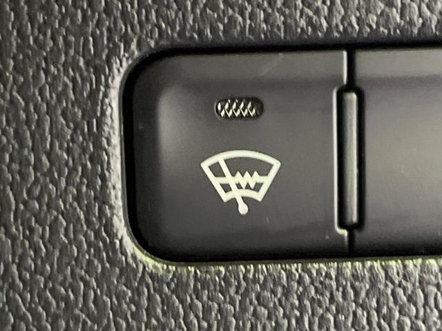 プリウス Ｓ　純正ＳＤナビ　バックカメラ　寒冷地仕様　衝突被害軽減システム　レーダークルーズ　禁煙車　ドラレコ　コーナーセンサー　スマートキー　ＬＥＤヘッド　ビルトインＥＴＣ　オートハイビーム　車線逸脱警報（4枚目）