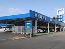ズラッと並んだ展示車と大きな「N」の看板が目印です!
