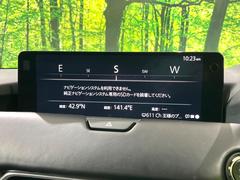 【マツダコネクト】車内の雰囲気にマッチした一体型タイプのディスプレイ。各種車輌設定やＢｌｕｅｔｏｏｔｈ再生等、様々な機能が楽しめます。専用ＳＤカードのご購入で、ナビ機能も使用出来ます。 4