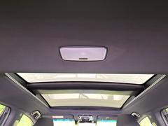 【調光パノラマルーフ】車内の解放感が一気に上がる大型パノラマルーフに調光機能がプラス！日差しが強い時、シェードを閉めなくてもガラスの透明度を調整することで心地よい明るさに♪ 6