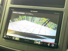 【バックカメラ】駐車時に後方がリアルタイム映像で確認できます。大型商業施設や立体駐車場での駐車時や、夜間のバック時に大活躍！運転スキルに関わらず、今や必須となった装備のひとつです！ 5