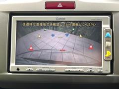 【バックカメラ】駐車時に後方がリアルタイム映像で確認できます。大型商業施設や立体駐車場での駐車時や、夜間のバック時に大活躍！運転スキルに関わらず、今や必須となった装備のひとつです！ 4