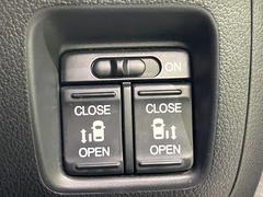 【両側パワースライドドア】スマートキーや運転席のスイッチで後席両側スライドドアの開閉が可能♪電動だから力を入れてドアを開ける必要が無く、小さなお子様でも簡単に開け閉めでき快適です♪ 3