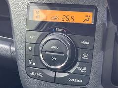【オートエアコン】一度お好みの温度に設定すれば、車内の温度を検知し風量や温度を自動で調整。暑い…寒い…と何度もスイッチ操作をする必要はありません。快適な車内空間には必須の機能ですね♪ 6