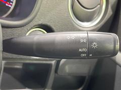 【オートライト】周りの明るさに応じて自動でヘッドライトの点灯・消灯ができる機能です！ライトの付け忘れ・消し忘れなどが無くなり、雨の日や夕方の走行も安心！トンネル通過時も便利ですね♪ 7