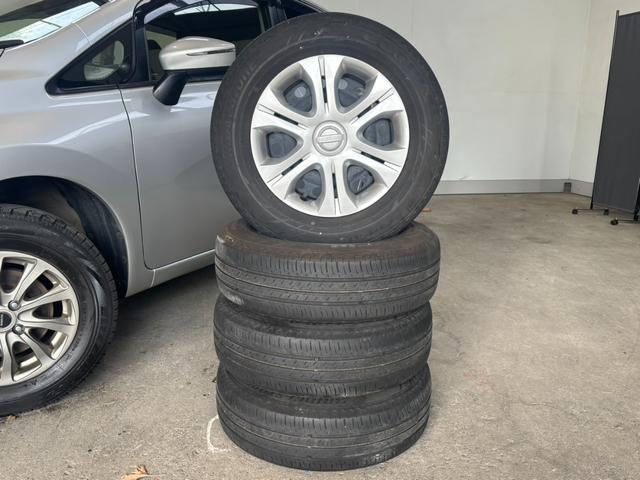 ノート Ｘ　ＦＯＵＲ　４ＷＤ／夏冬タイヤ付き／衝突軽減装置／ナビ／Ｂｌｕｅｔｏｏｔｈ対応／サイドミラーヒーター／プッシュスタート／スマートキー／リアヒーターダクト／オートライト／ハイビームアシスト／車線逸脱警報（3枚目）