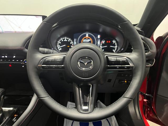 ＭＡＺＤＡ３ファストバック ２０Ｓ　ブラックトーンエディション　４ＷＤ／寒冷地／１０型ナビ／全方位カメラ／ＴＶ／衝突軽減／パワーシート＆ヒーター／ハンドルヒーター／ＬＥＤヘッドライト／レーダークルコン／置くだけ充電／ＨＤＭＩ＋Ｃタイプ端子／リアフォグ／ＨＵＤ（14枚目）