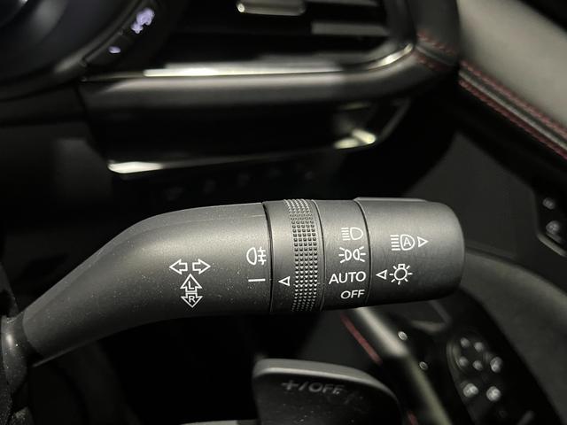 ＭＡＺＤＡ３ファストバック ２０Ｓ　ブラックトーンエディション　４ＷＤ／寒冷地／１０型ナビ／全方位カメラ／ＴＶ／衝突軽減／パワーシート＆ヒーター／ハンドルヒーター／ＬＥＤヘッドライト／レーダークルコン／置くだけ充電／ＨＤＭＩ＋Ｃタイプ端子／リアフォグ／ＨＵＤ（18枚目）