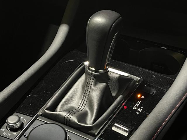 ＭＡＺＤＡ３ファストバック ２０Ｓ　ブラックトーンエディション　４ＷＤ／寒冷地／１０型ナビ／全方位カメラ／ＴＶ／衝突軽減／パワーシート＆ヒーター／ハンドルヒーター／ＬＥＤヘッドライト／レーダークルコン／置くだけ充電／ＨＤＭＩ＋Ｃタイプ端子／リアフォグ／ＨＵＤ（30枚目）