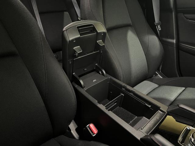 ＭＡＺＤＡ３ファストバック ２０Ｓ　ブラックトーンエディション　４ＷＤ／寒冷地／１０型ナビ／全方位カメラ／ＴＶ／衝突軽減／パワーシート＆ヒーター／ハンドルヒーター／ＬＥＤヘッドライト／レーダークルコン／置くだけ充電／ＨＤＭＩ＋Ｃタイプ端子／リアフォグ／ＨＵＤ（35枚目）