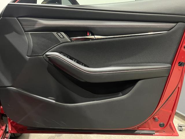 ＭＡＺＤＡ３ファストバック ２０Ｓ　ブラックトーンエディション　４ＷＤ／寒冷地／１０型ナビ／全方位カメラ／ＴＶ／衝突軽減／パワーシート＆ヒーター／ハンドルヒーター／ＬＥＤヘッドライト／レーダークルコン／置くだけ充電／ＨＤＭＩ＋Ｃタイプ端子／リアフォグ／ＨＵＤ（43枚目）