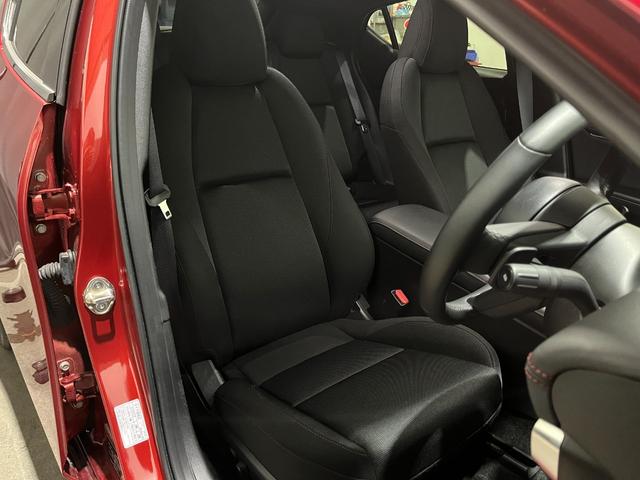 ＭＡＺＤＡ３ファストバック ２０Ｓ　ブラックトーンエディション　４ＷＤ／寒冷地／１０型ナビ／全方位カメラ／ＴＶ／衝突軽減／パワーシート＆ヒーター／ハンドルヒーター／ＬＥＤヘッドライト／レーダークルコン／置くだけ充電／ＨＤＭＩ＋Ｃタイプ端子／リアフォグ／ＨＵＤ（45枚目）