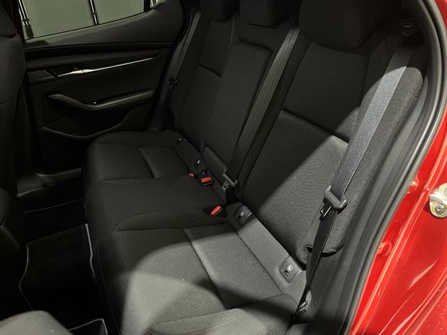 ＭＡＺＤＡ３ファストバック ２０Ｓ　ブラックトーンエディション　４ＷＤ／寒冷地／１０型ナビ／全方位カメラ／ＴＶ／衝突軽減／パワーシート＆ヒーター／ハンドルヒーター／ＬＥＤヘッドライト／レーダークルコン／置くだけ充電／ＨＤＭＩ＋Ｃタイプ端子／リアフォグ／ＨＵＤ（49枚目）